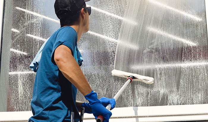 5 Things to Consider When Choosing a Window Cleaning Service For Your Office