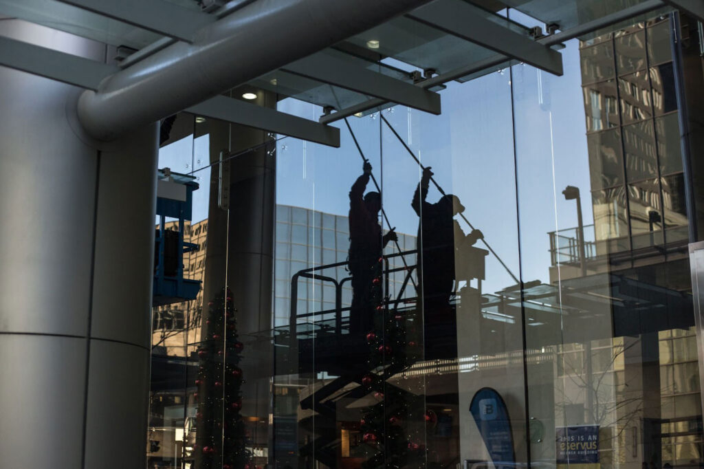 The 5 Things to Consider When Choosing a Window Cleaning Service For Your Office